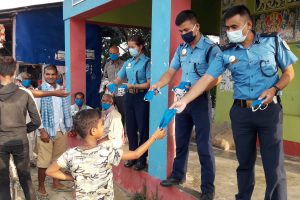 प्रहरीद्वारा ७५० जनालाई माक्स वितरण