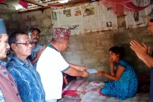 अशक्त विपन्न महिलालाई घरमै पुगेर मेयर श्रेष्ठले ३० हजार सहयोग गरे