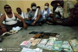 तीन लाख ६८ हजार सहित १२ जुहाडे पक्राउ