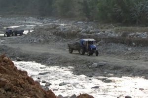 उदयपुरमा बढ्यो प्राकृतिक स्रोत दोहन, ७ ट्याक्टर प्रहरी नियन्त्रणमा