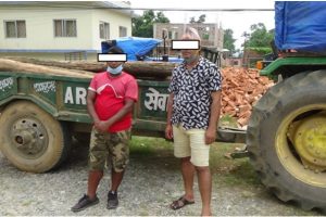 ट्याक्टरबाट ल्याउँदै गरेको अवैध सखुवाको काठसहित दुई जना पक्राउ