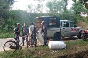 उदयपुरमा सशस्त्र प्रहरीले २ लाख ६६ बराबरको अन्तः शुल्क स्टिकर र विल विजक नभएको सामान बरामद