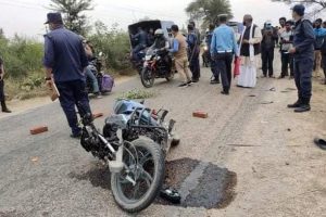 सिरहामा बसको ठक्करबाट मोटर साइकलमा सबार दुई जनाको मृत्यु