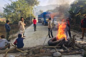 कटारी-घुर्मी सडक खण्ड धुलाम्मे भएपछि स्थानियद्धारा यातायात अवरुद्ध