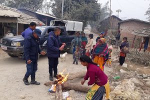 कटारीमा शीतलहरबाट बचाउन प्रहरीले बाले आगो