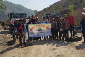 सिद्धिचरण राजमार्ग अन्तर्गत कटारी-घुर्मी यातायात ठप्प