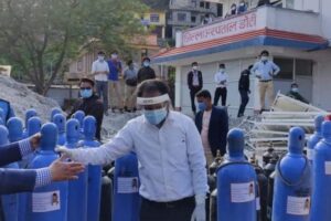 अनुदानमा आएको अक्सिजनको सिलिण्डरमा वन मन्त्री आलेको स्टिकर
