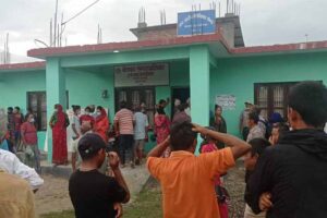 कोशी टप्पुको व्यक्तिगत जग्गालाई कबुलियत वन बनाउन सिफारिस गरेको भन्दै वडा कार्यालय घेराउ