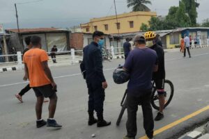 एसपी “हेलो ! के छ खबर, कता हो ? यहाँ, तपाईको मान्छेले मलाई हप्कायो…”