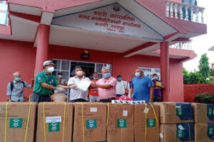 कटारी नगरपालिकालाई गोर्खा वेल्फेयरद्वारा स्वास्थ्य सामग्री हस्तान्तरण