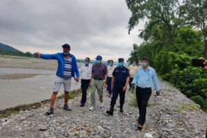 बरुवा खोला विचमा गिट्टी बालुवा थुप्रिएपछि बाढी बस्तीमा  छिर्ने सम्भावना बढ्यो