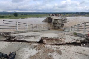 त्रियुगा नदीको सिवाई पुल बगायो