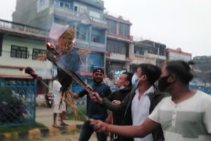 विपक्षी गठबन्धनका विद्यार्थीले प्रधानमन्त्रीको पुत्ला जलाए