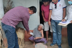 बैंक आउन नसक्ने वृद्ध वृद्धालाई त्रियुगा नगरपालिकाद्वारा घरमै भत्ता