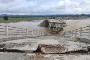 पानीको बहाब एउटै पिलरमा ठोकिदा भासिएर झर्यो पुलको सल्याप, आवत जावत ठप्प