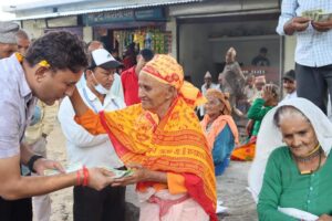 वडाध्यक्ष कुवँरद्वारा चुनावमा गरेका बाचा पुरा गर्दै, आफ्नो भत्ता वृद्धवृद्धालाई वितरण