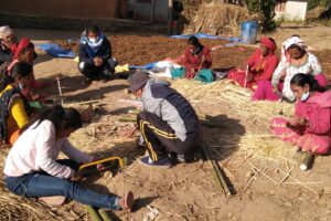 गरिव निम्न आय स्रोत भएकालाई बाँसको मुढा बनाउने तालिम प्रदान