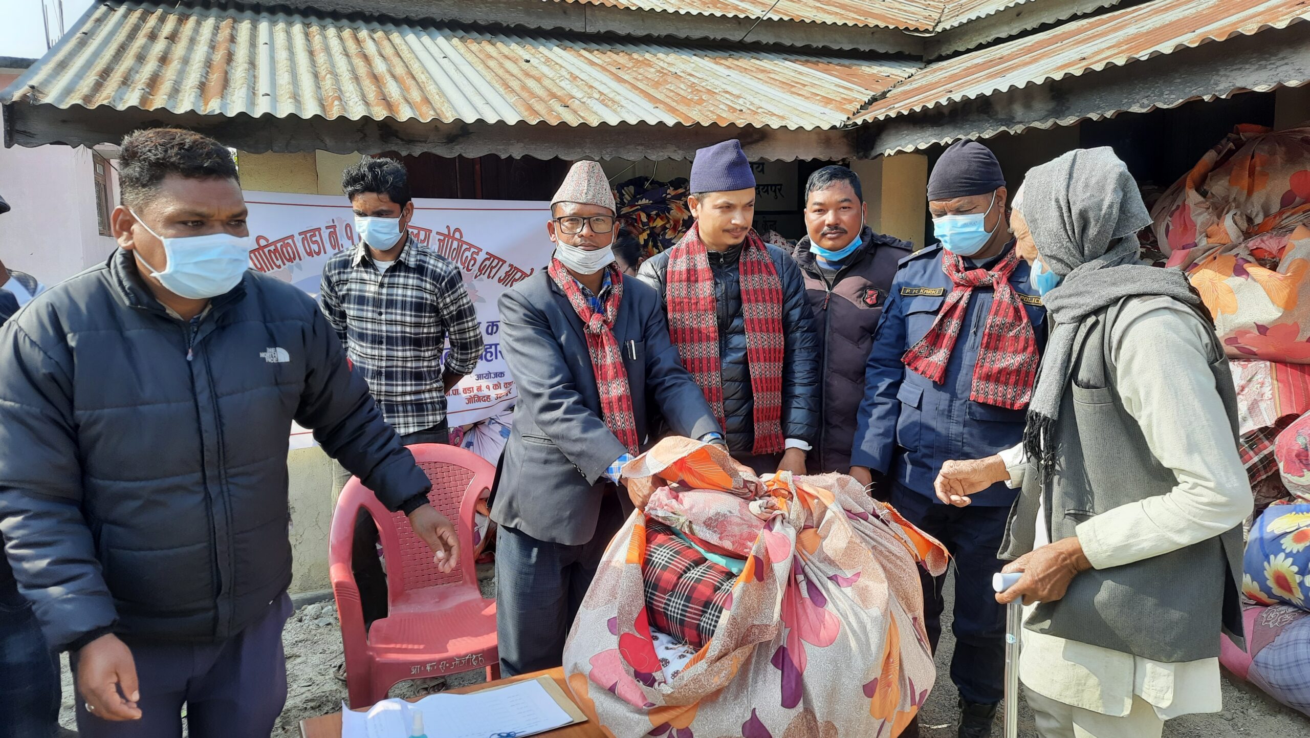 चिसोबाट बच्न वडा कार्यालयद्वारा न्यानो कपडा वितरण