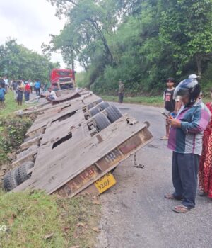 उदयपुर सिमेन्टको किल बोकेको ट्रेलर दुर्घटना