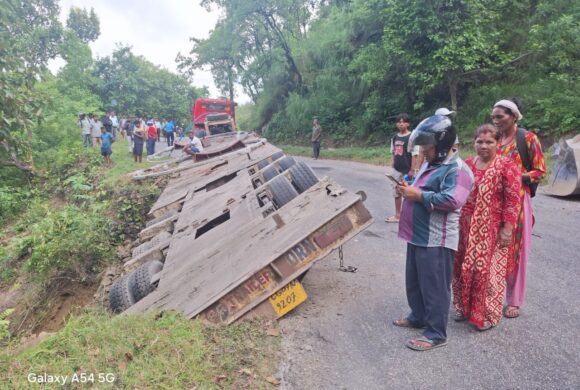 उदयपुर सिमेन्टको किल बोकेको ट्रेलर दुर्घटना