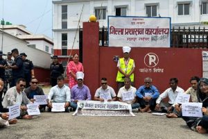 उदयपुरका पत्रकारले जिल्ला प्रशासन कार्यालयमा धर्ना दिए